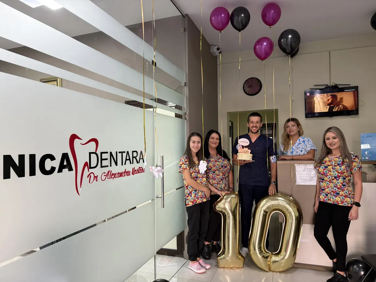 Echipa Clinicii Dentare Dr. Alexandru Năstase în recepția din Mioveni